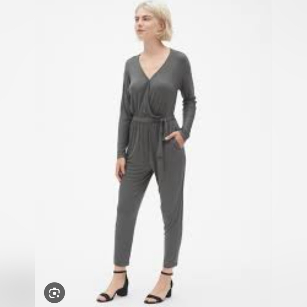 GAP WOMEN'S GRAY LONG SLEEVE WRAP JUMPSUIT SIZE LARGE NWT